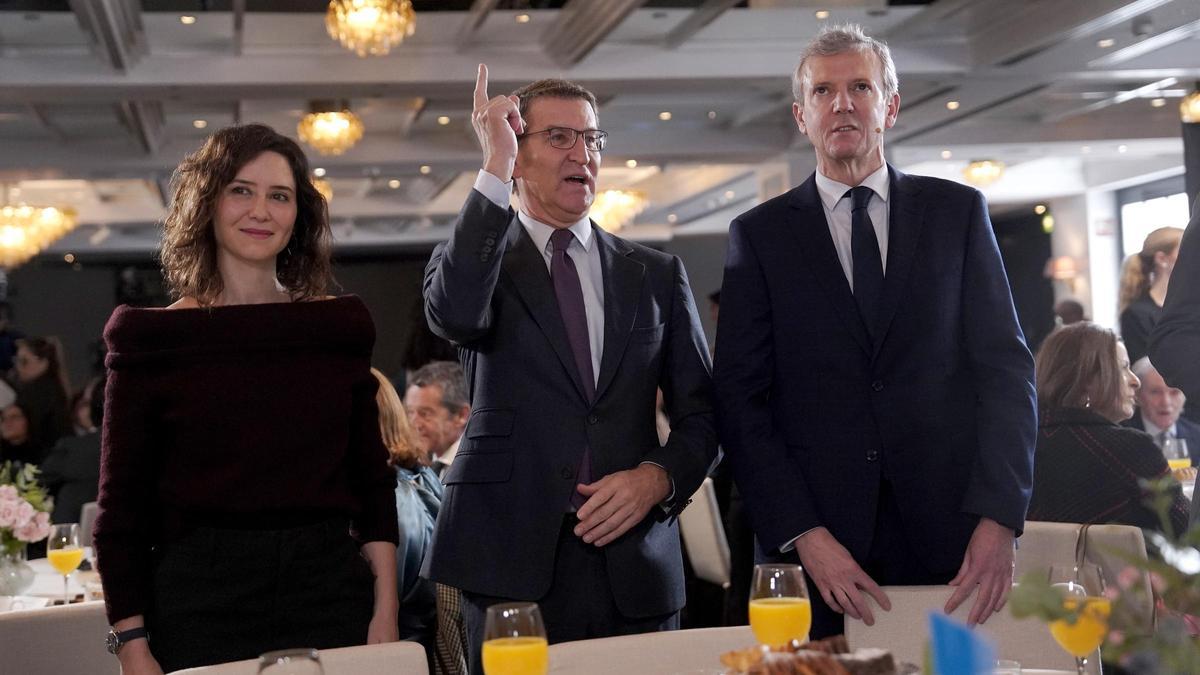 Alberto Núñez Feijóo junto a Alfonso Rueda e Isabel Díaz Ayuso en un desayuno en Madrid.