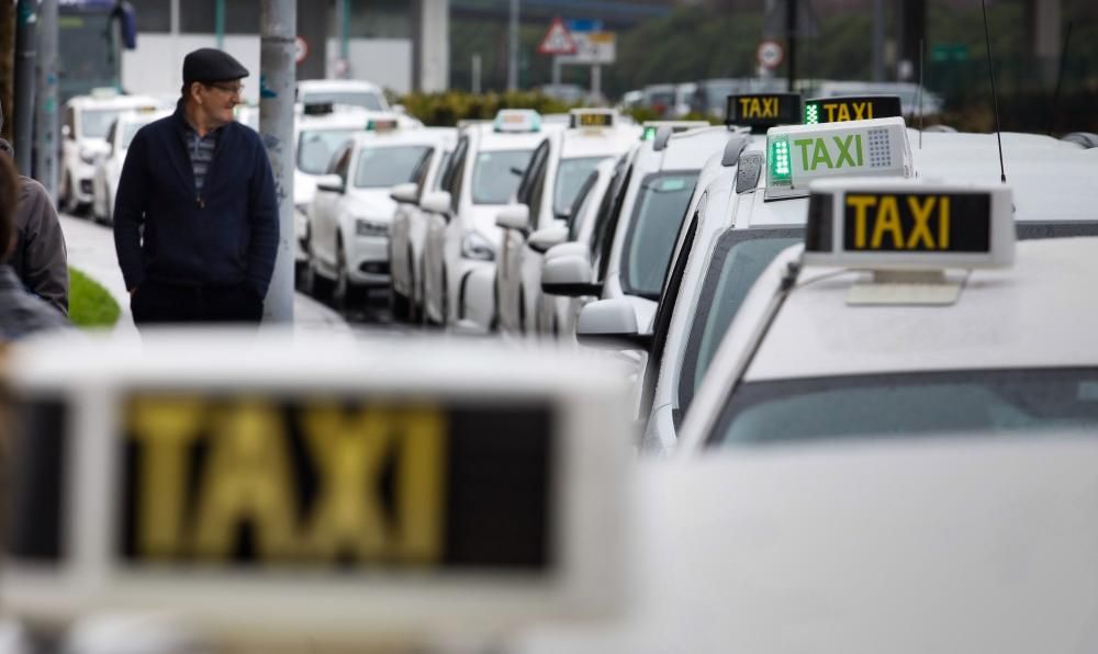 Concentración de taxistas de Gijón contra Uber y C