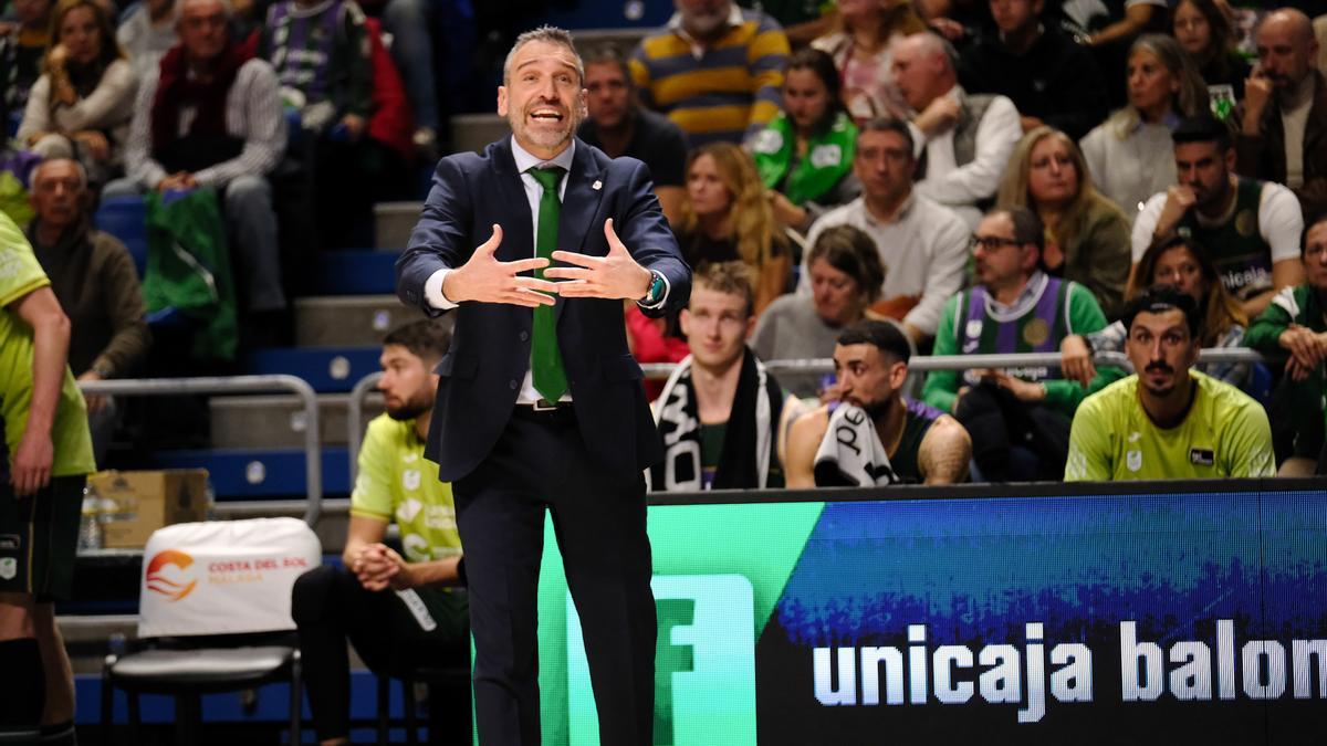 Ibon Navarro da indicaciones en la victoria del Unicaja sobre el Manresa.