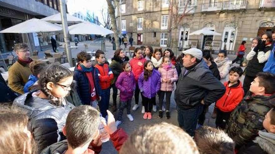 Escolares do CEIP Manuel Vidal Portela, onte, na camiñata. // G.S.