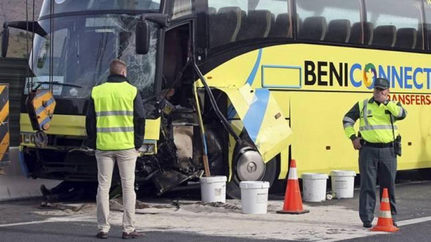 Muere al chocar su coche contra un autobús en Alicante