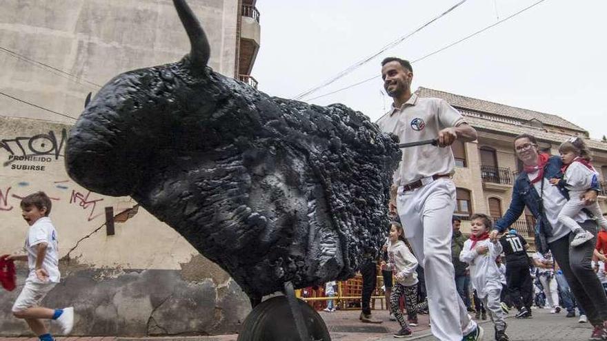 Un corredor de Gente del Toro empuja con brío uno de los carretones.