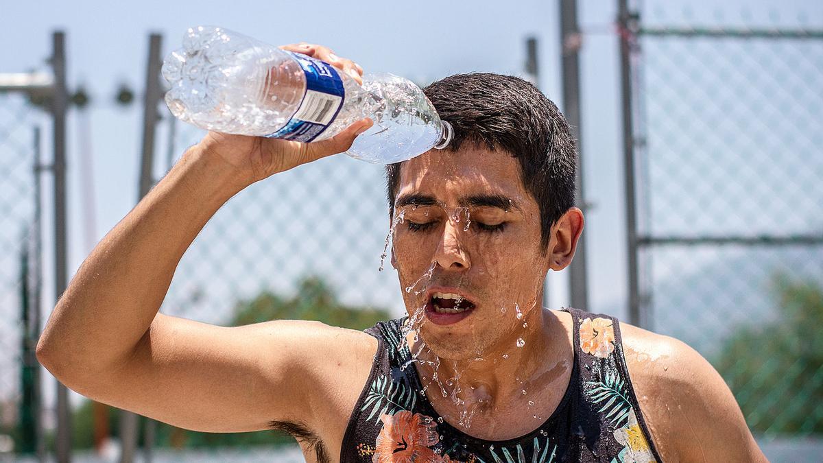 La hidratacion es importante y hay que evitar el deporte en las horas centrales del día