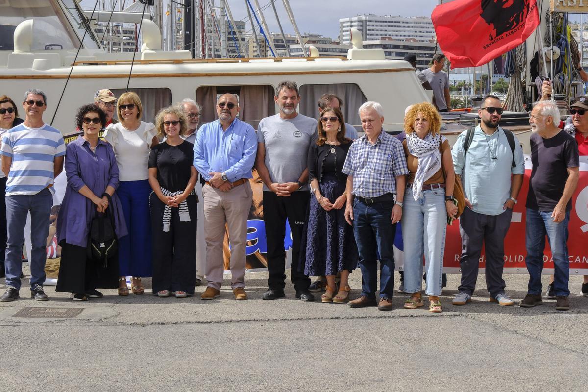 Open Arms recala en el Puerto de Las Palmas para recabar apoyos antes de partir hacia Cuba para llevar placas solares a un hospital pediátrico de La Habana