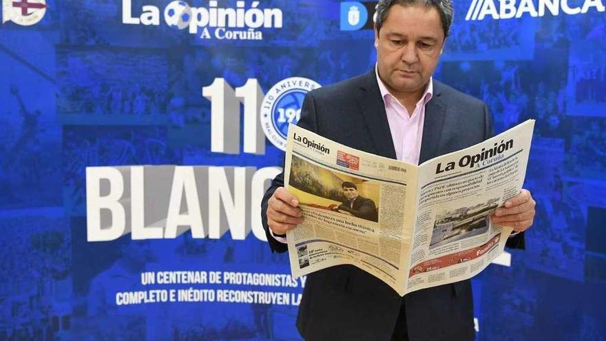 Tino Fernández lee un ejemplar de LA OPINIÓN en la sede del periódico. víctor echave