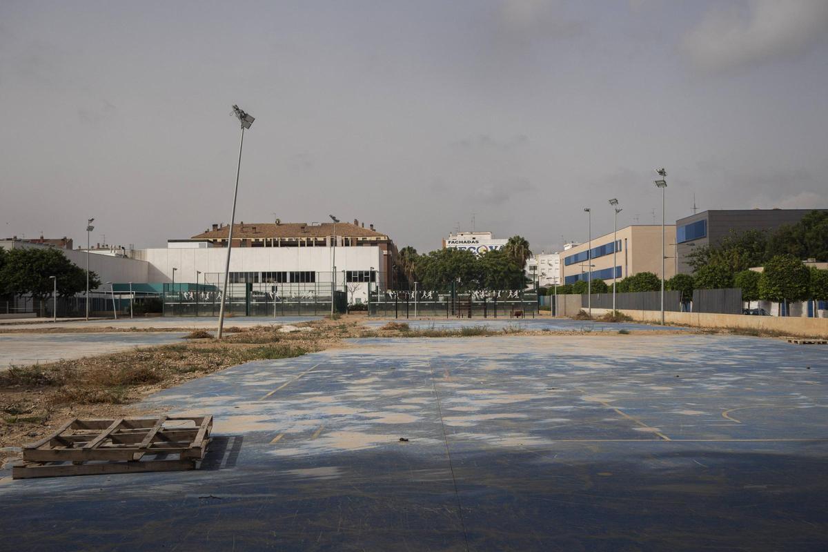 Pistas exteriores del polideportivo de Benetússer en una imagen tomada diez meses después de la dana.