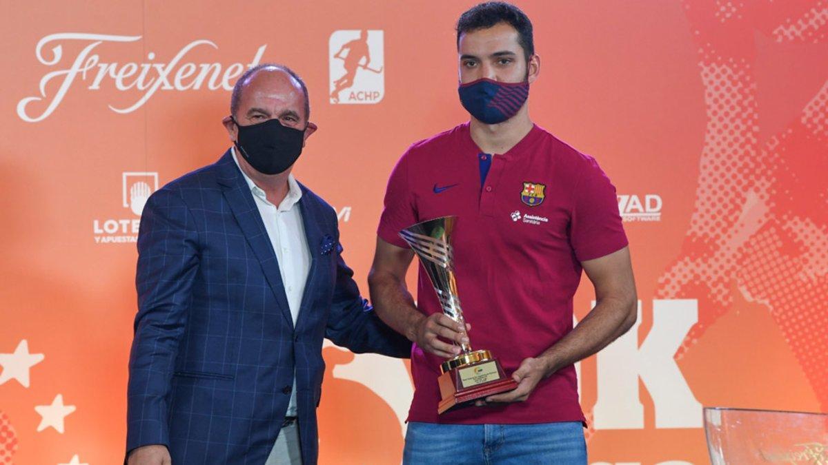 Pau Bargalló recibió el MVP de manos de Carmelo Paniagua