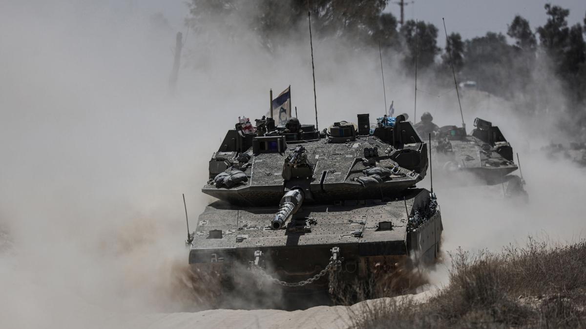 Tanques del ejército israelí se despliegan en la frontera sur de Israel con la Franja de Gaza.