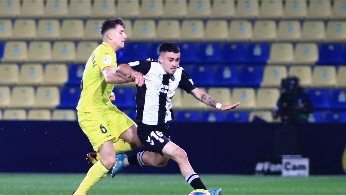 Alberto Moleiro intenta zafarse de su marcador, Del Moral, en el partido ante el filial del Villarreal