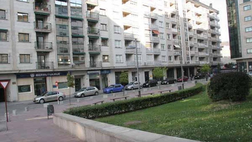 Plaza de Eduardo Barreiros, 408 retiradas - Esta calle de entrada al centro comercial sigue estando a la cabeza,con diferencia, en el número de vehículos retirados por la grúa en 2008. Sin embargo este elemento sancionador empieza a funcionar pues en el año 2007 la grúa había levantado más de 1.000 vehículos en la zona, es decir uno de cada ocho coches retirados en el casco urbano.