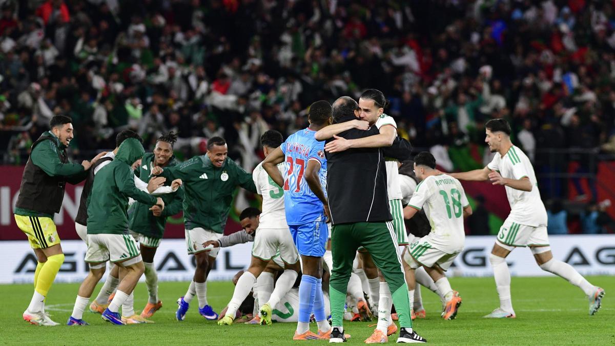 Los jugadores argelinos celebran el pase a cuartos de la Copa África.