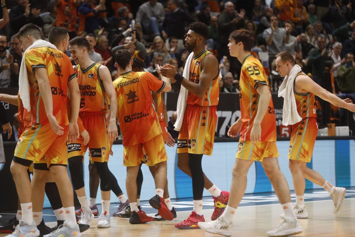 Celebración de los jugadores taronjas tras la victoria ante el Baxi Manresa