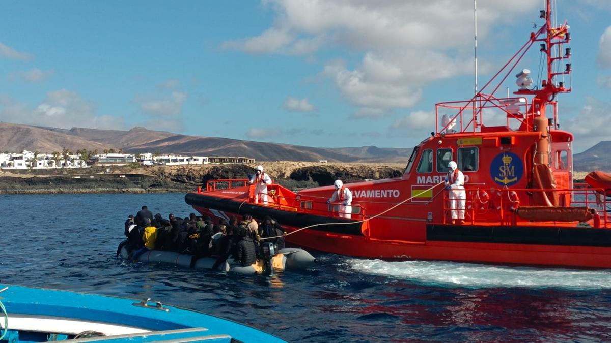 Salvamento Marítimo junto a la neumática con 52 migrantes y una mujer embarazada frente a Los Cocoteros.