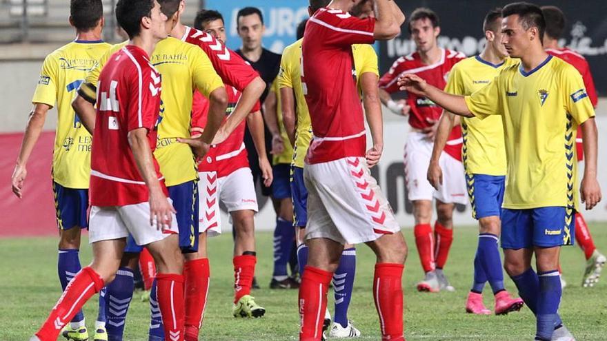 Arturo y Azkorra, cabizbajos tras la eliminación copera ante el Cádiz del 3 de septiembre de 2015.