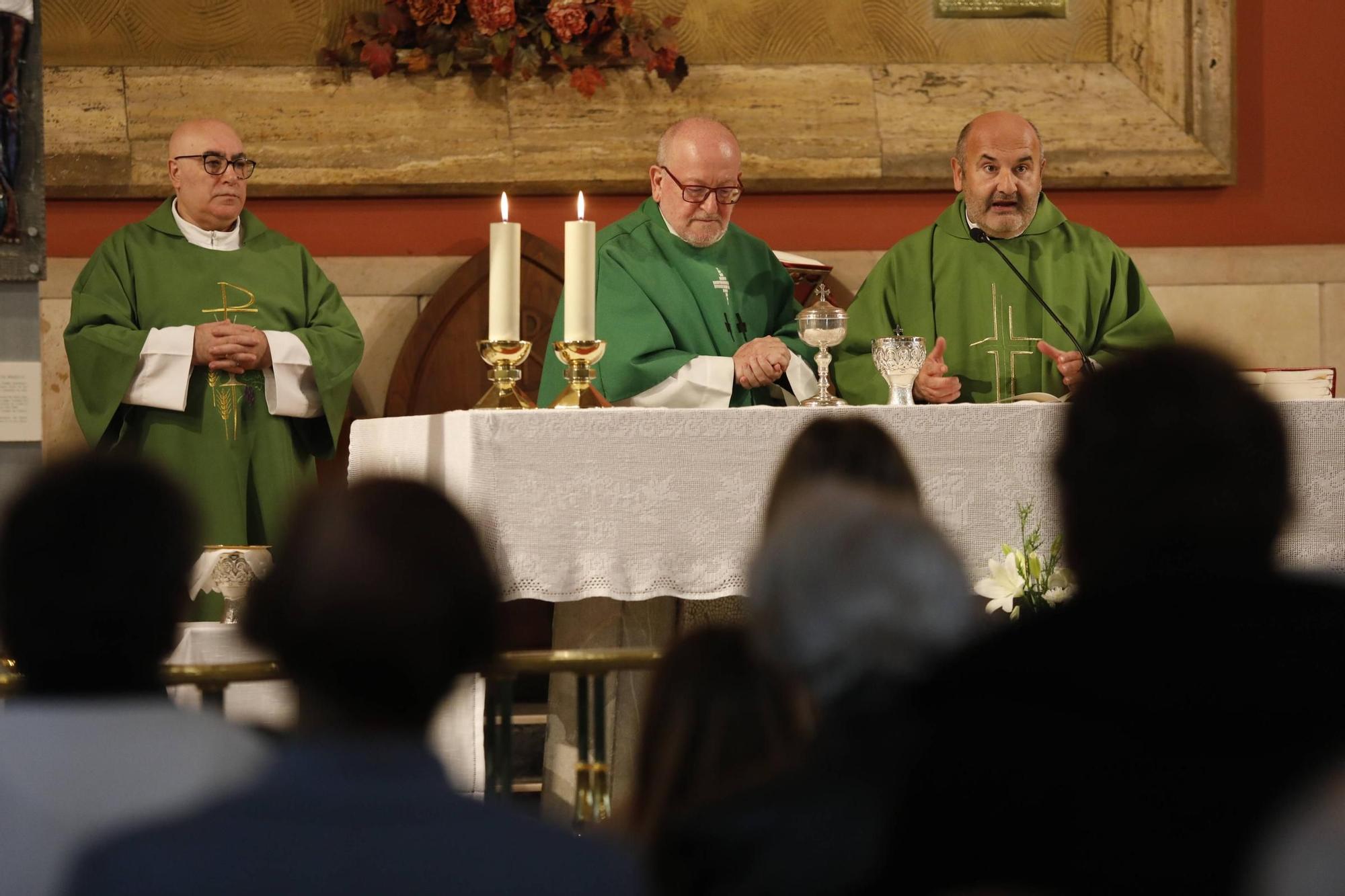 EN IMÁGENES: Así fue el exorcismo del nuevo párroco de Llaranes, Miguel Alderete