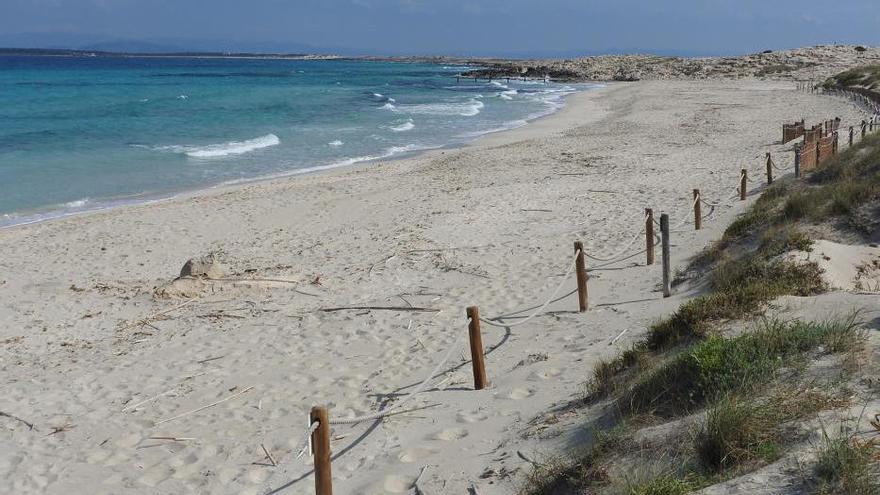 Formentera se queda en casa en el primer día de playa de la fase II