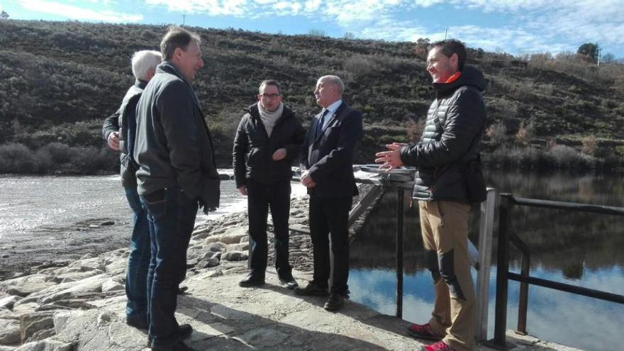 García Bermejo, segundo por la derecha, durante la visita a los ríos sanabreses