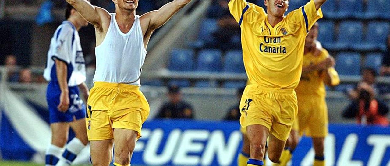 Tevenet y Jorge celebran el triunfo en el derbi del apagón (2001), en el Heliodoro. | | LP