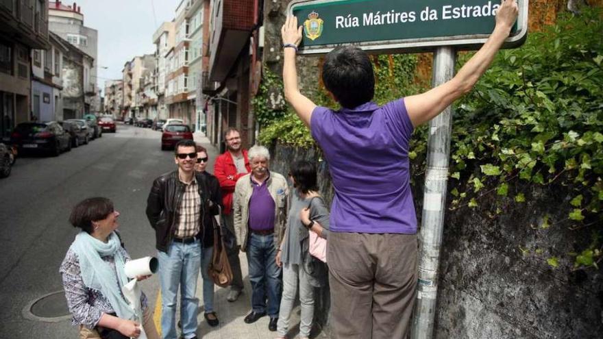 Instante en que colocan el nombre de Mártires da Estrada en el rótulo de Capitán Bernal. // Bernabé/Luismy