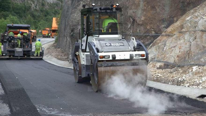 Obras de pavimentación que se ejecutaron ayer en el Corredor en Anzó.