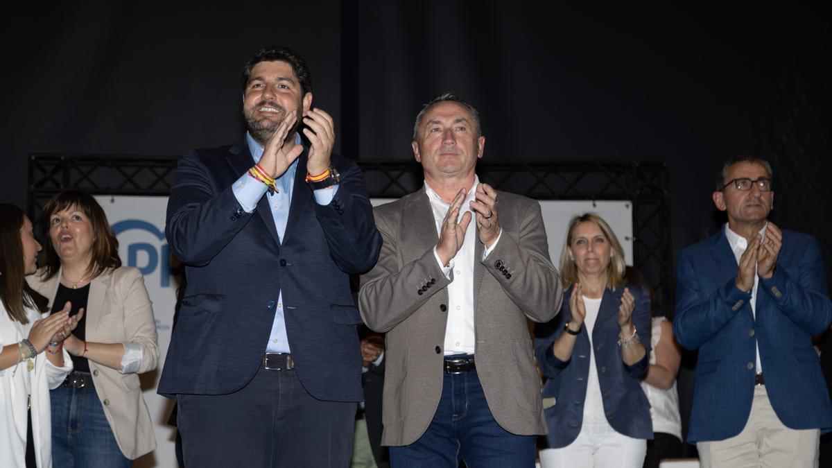 El candidato Juan Soria, junto al presidente del PP en la Región, Fernando López Miras