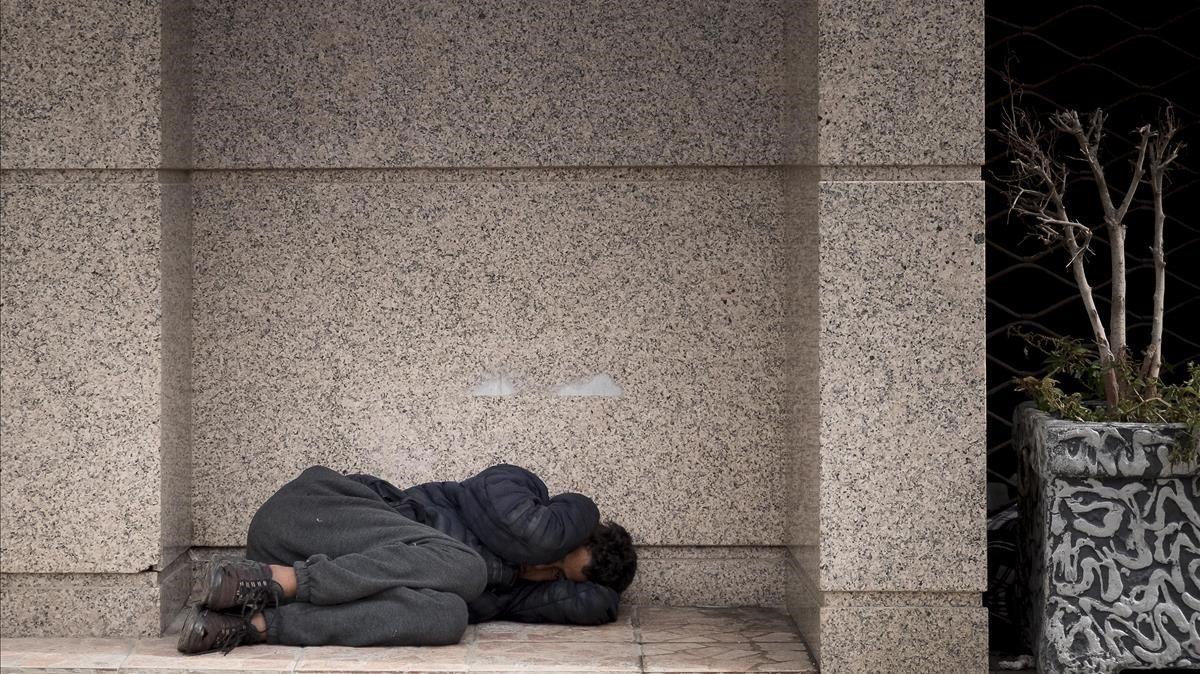 Un niño duerme en un portal, en la ciudad de Tánger.