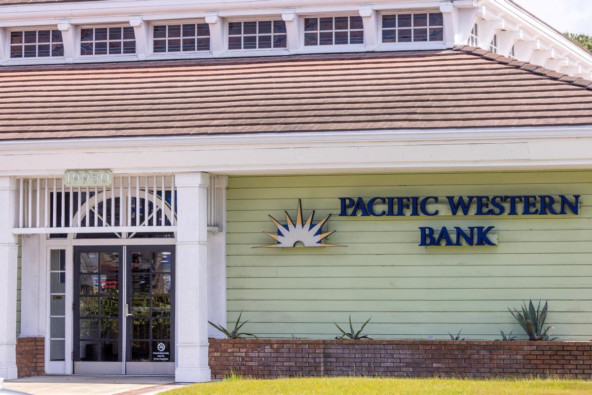 Sucursal del banco regional estadounidense PacWest en Huntington Beach, California.