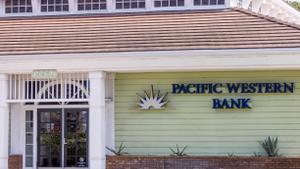 Sucursal del banco regional estadounidense PacWest en Huntington Beach, California.