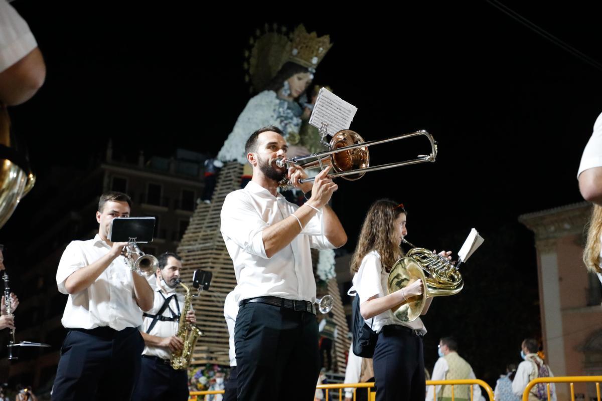 Búscate en el primer día de la ofrenda por la Calle Caballeros de las 21:00 a las 22:00