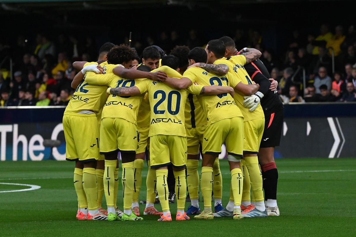 Los futbolistas del Villarreal escenifican una piña ante del encuentro contra el Barcelona, en el Estadio de la Cerámica, esta temporada.