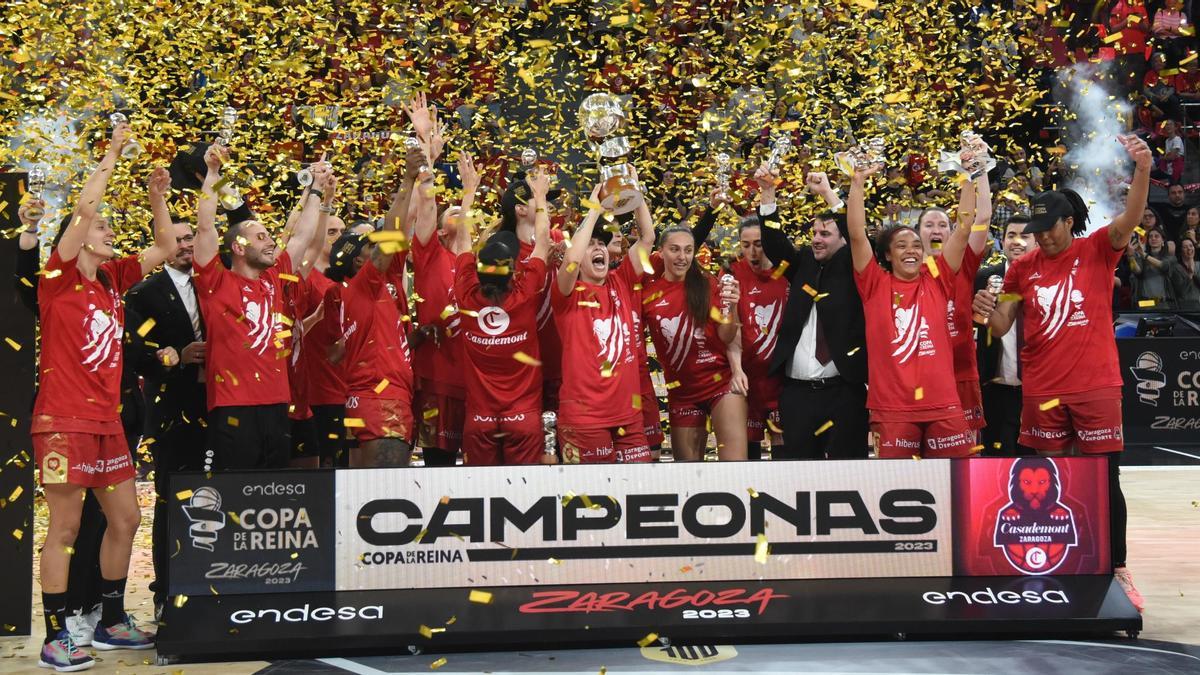 Las jugadoras del Casademont Zaragoza festejan la consecución de la Copa de la Reina tras vencer al Perfumerías Avenida en la final ante 10.800 personas en el Príncipe Felipe.