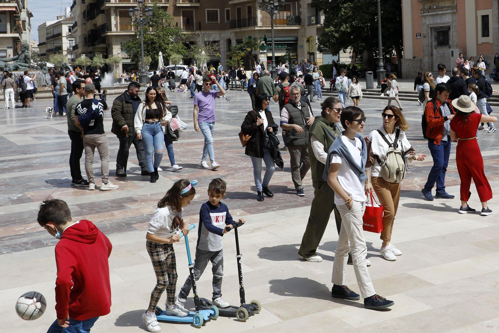 El buen tiempo y las vacaciones sacan a la gente a las calles de València