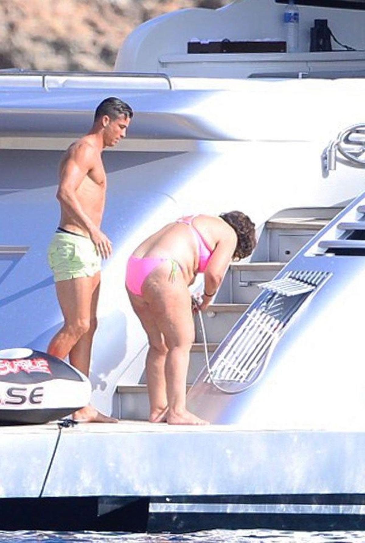 Cristiano Ronaldo junto a su madre en el yate