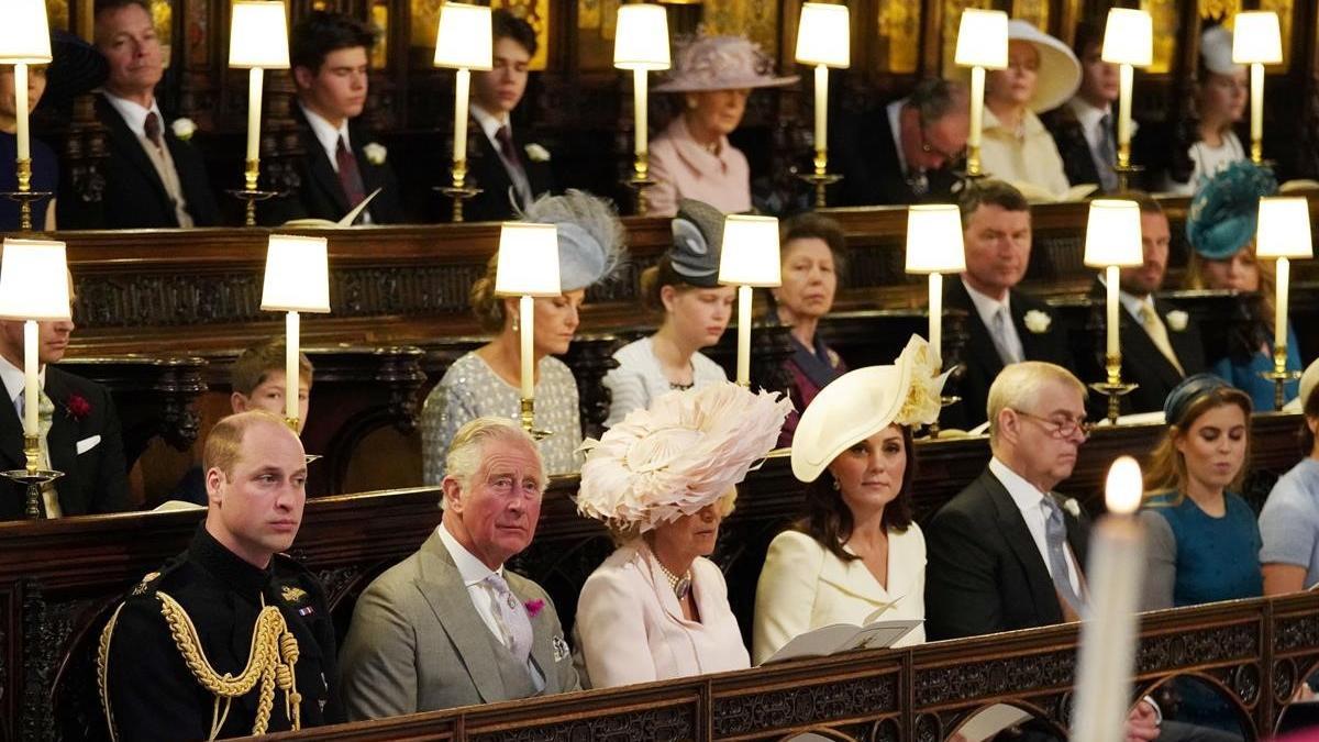 De izquierda a derecha, el príncipe Guillermo, el príncipe Carlos y Camila, Kate Middelton y el duque de York.