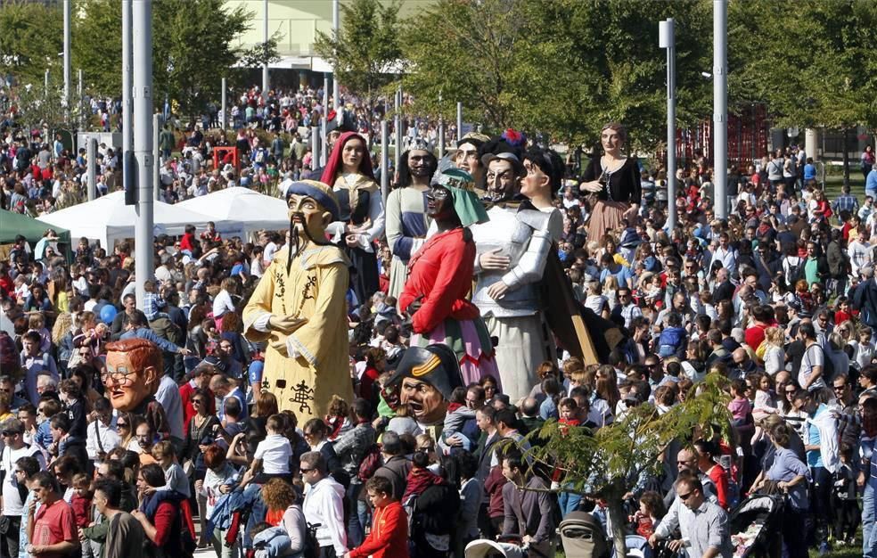 Gigantes y cabezudos en la Expo