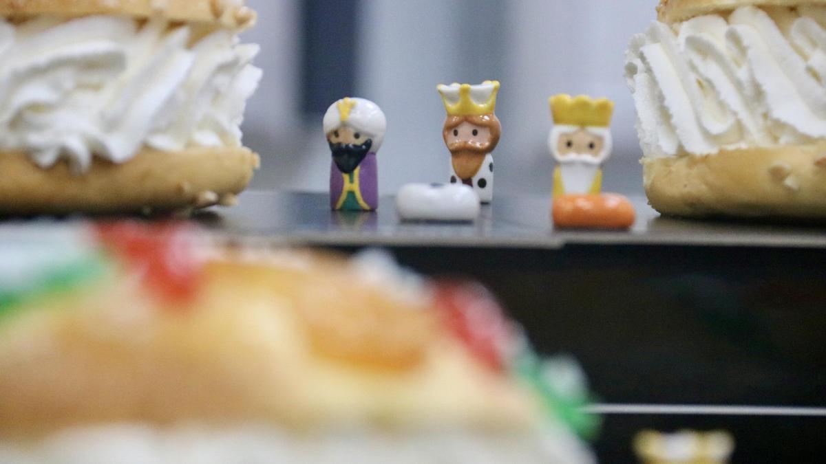 Reis i faves al costat de tortells