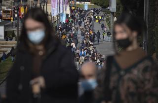 Un verano de contagios pendientes de la cuarta vacuna