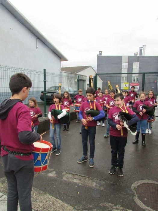 Recibimiento a la banda de gaitas Llacín tras su paso por el desfile de San Patricio de Nueva York