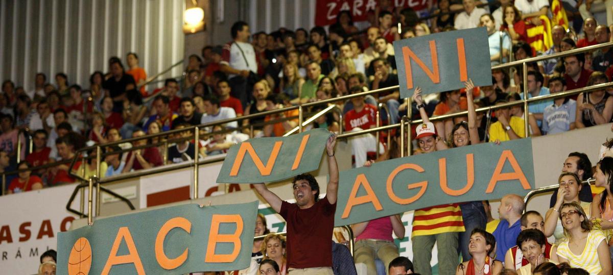 SEGUIDORES DEL ZARAGOZA DESPLIEGAN UNA PANCARTA QUE PONE " NI ACB NI AGUA "