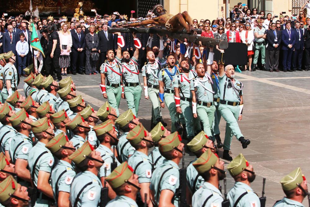 El traslado del Cristo de la Buena Muerte a cargo de la Legión volvió a congregar a numeroso público en la explanada de Santo Domingo