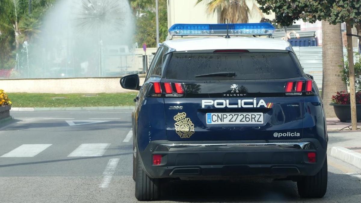 Un vehículo de la Policía Nacional en Estepona.