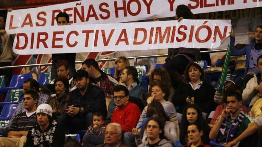 Dos pancartas y una gran bandera malagueña, al comienzo del duelo. Gregorio Torres