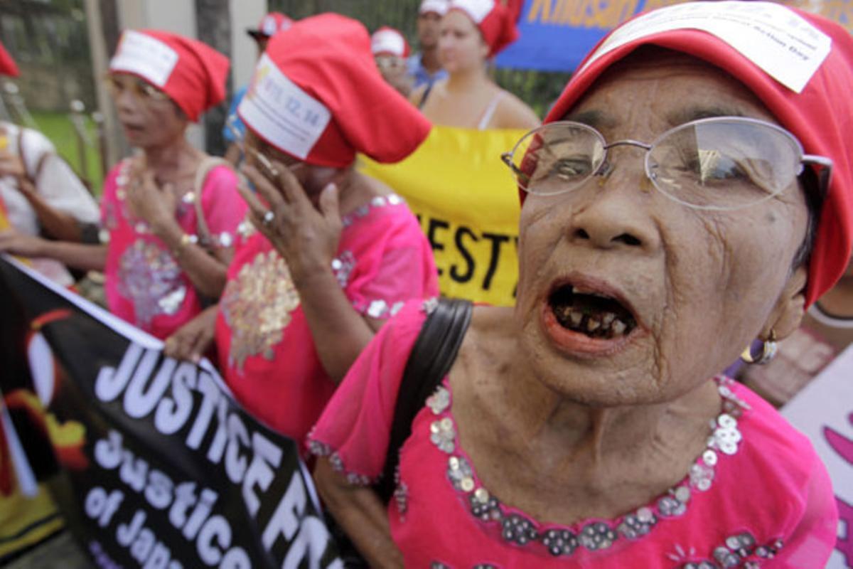 Dones filipines que van ser forçades a treballar als bordells militars per a l’Exèrcit japonès durant la segona guerra mundial participen en una protesta a Pasay City (Filipines).