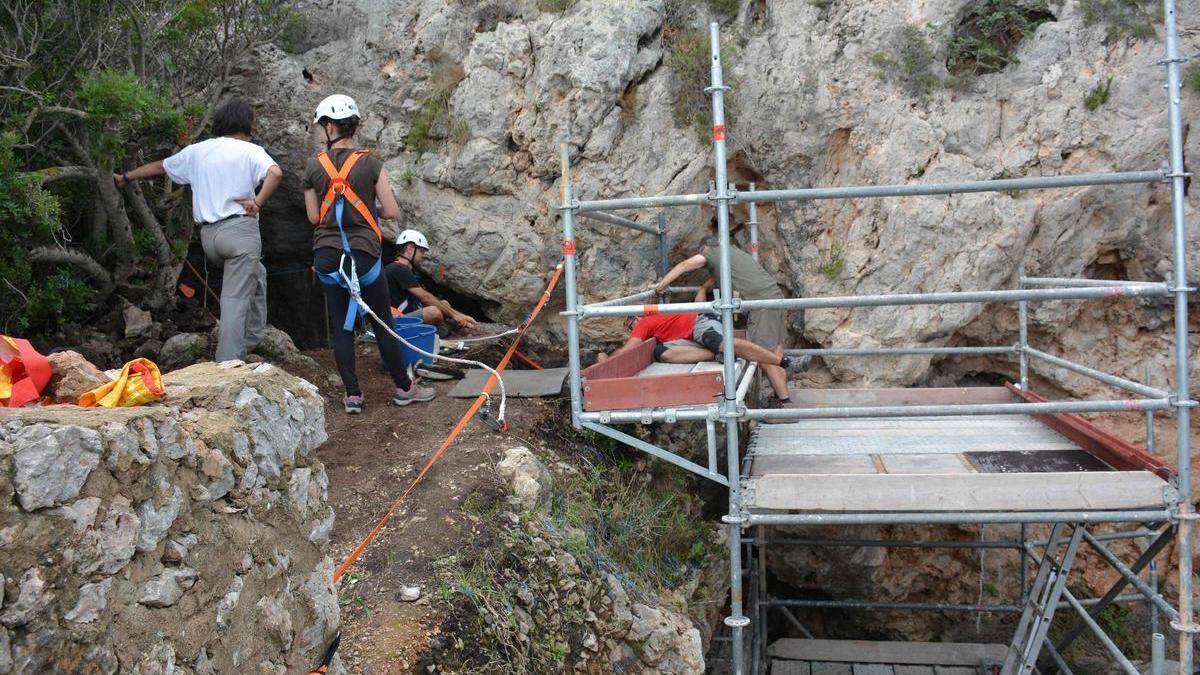 Trabajos en el yacimiento de Cova d'Hort de Cortés-Volcà del Faro en Cullera.