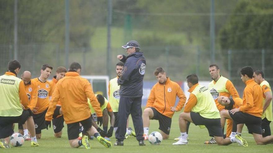 Fernando Vázquez, en el centro, durante uno de los últimos entrenamientos de la temporada en Abegondo. carlos pardellas