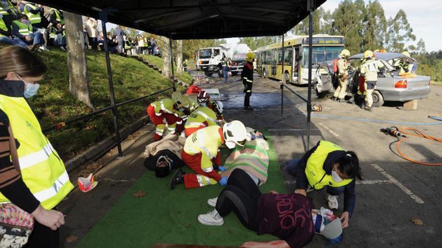 Cuerpos de seguridad y servicios de emergencias, durante el simulacro. | // BERNABÉ/JAVIER LALÍN.