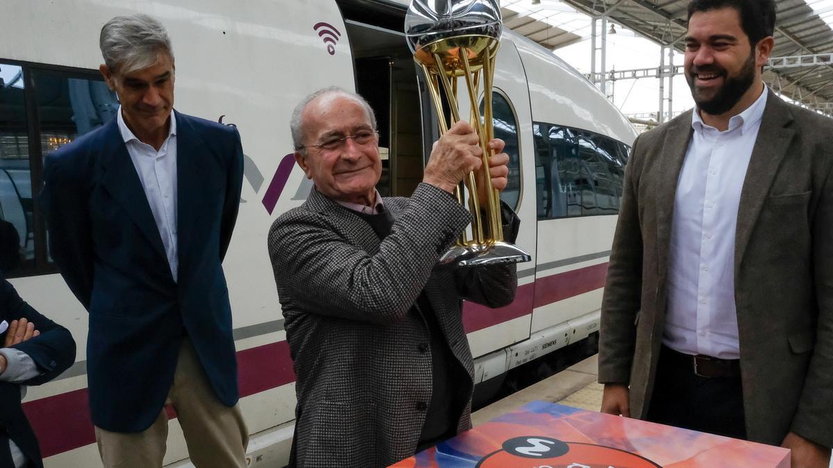 Las autoridades recibieron la Copa en la estación María Zambrano.