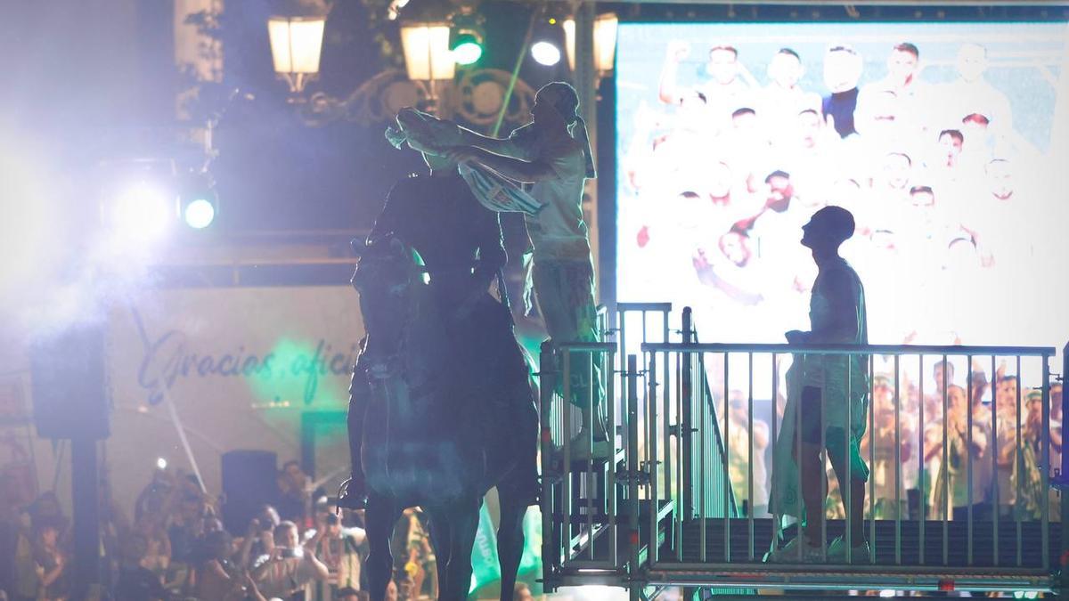 Antonio Casas le coloca la bufanda del Córdoba CF a la estatua del Gran Capitán en Las Tendillas, en presencia de Kike Márquez y miles de aficionados cordobesistas.