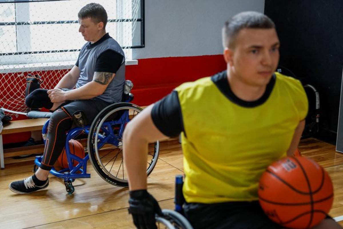 Ex-soldados ucranianos heridos, se recuperan jugando a baloncesto en silla de ruedas