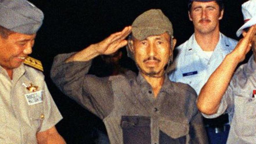 Hiroo Onoda saluda tras ser detenido por militares filipinos.